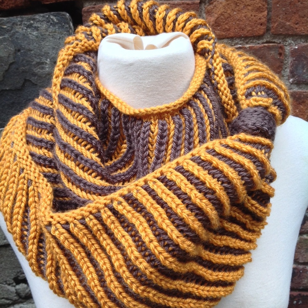 Reversible knitted cowl